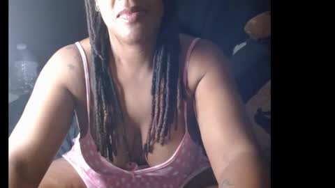 Snapshot of zuriluxe45 chatting on 09/17/25, 02:57 zuriluxe45 online show from 09/17/25, 02:57