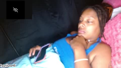 Snapshot of zuriluxe45 chatting on 09/27/25, 06:29 zuriluxe45 online show from 09/27/25, 06:29