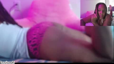 Snapshot of zuriluxe45 chatting on 09/30/25, 09:42 zuriluxe45 online show from 09/30/25, 09:42