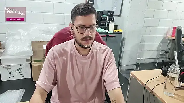 Snapshot of AndyHepburn chatting on 10/07/25, 01:41 AndyHepburn online show from 10/07/25, 01:41