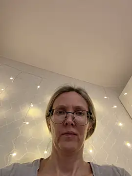 Snapshot of angelmommu chatting on 02/16/26, 11:17 angelmommu online show from 02/16/26, 11:17