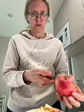 Snapshot of angelmommu chatting on 03/11/26, 05:35 angelmommu online show from 03/11/26, 05:35