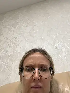 Snapshot of angelmommu chatting on 04/07/26, 10:59 angelmommu online show from 04/07/26, 10:59