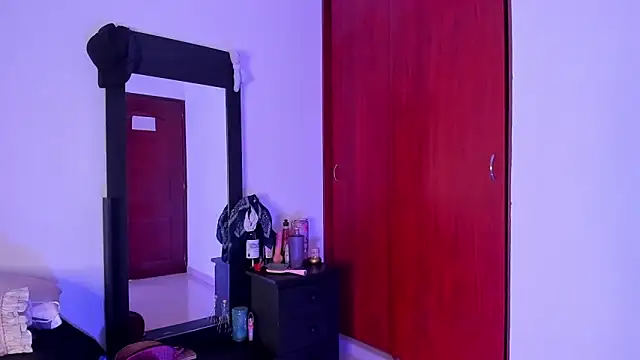 Snapshot of little_kayla_ chatting on 12/06/24, 11:47 little kayla  online show from 12/06/24, 11:47