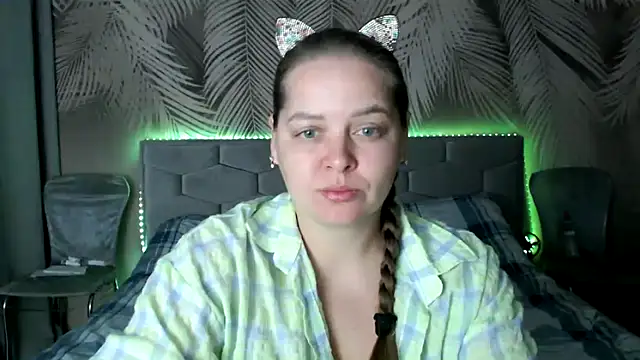 Snapshot of uliastar chatting on 10/13/25, 05:40 uliastar online show from 10/13/25, 05:40