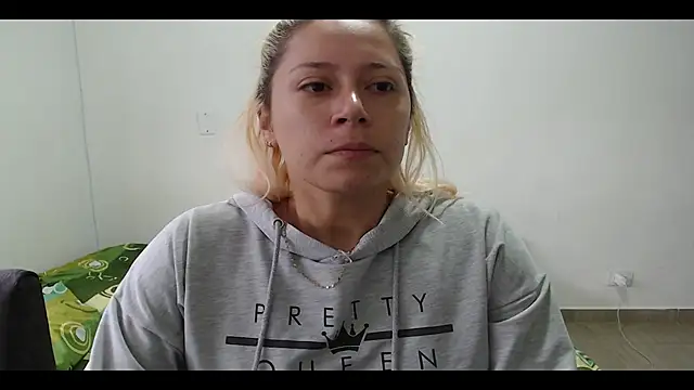 Snapshot of MommyMiaWs chatting on 02/13/25, 12:54 MommyMiaWs online show from 02/13/25, 12:54