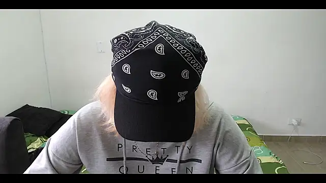 Snapshot of MommyMiaWs chatting on 02/14/25, 12:25 MommyMiaWs online show from 02/14/25, 12:25