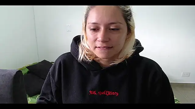 Snapshot of MommyMiaWs chatting on 02/16/25, 12:54 MommyMiaWs online show from 02/16/25, 12:54