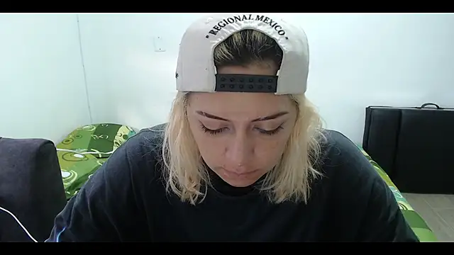 Snapshot of MommyMiaWs chatting on 02/21/25, 12:17 MommyMiaWs online show from 02/21/25, 12:17