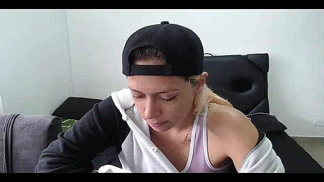 Snapshot of MommyMiaWs chatting on 02/25/25, 04:31 MommyMiaWs online show from 02/25/25, 04:31