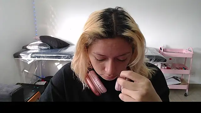 Snapshot of MommyMiaWs chatting on 03/03/25, 12:48 MommyMiaWs online show from 03/03/25, 12:48