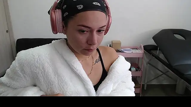 Snapshot of MommyMiaWs chatting on 03/05/25, 04:24 MommyMiaWs online show from 03/05/25, 04:24