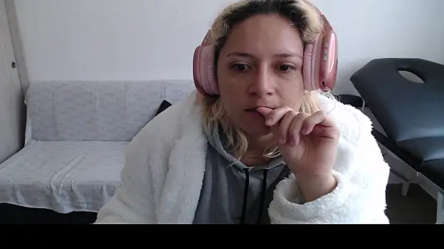 Snapshot of MommyMiaWs chatting on 03/08/25, 01:03 MommyMiaWs online show from 03/08/25, 01:03