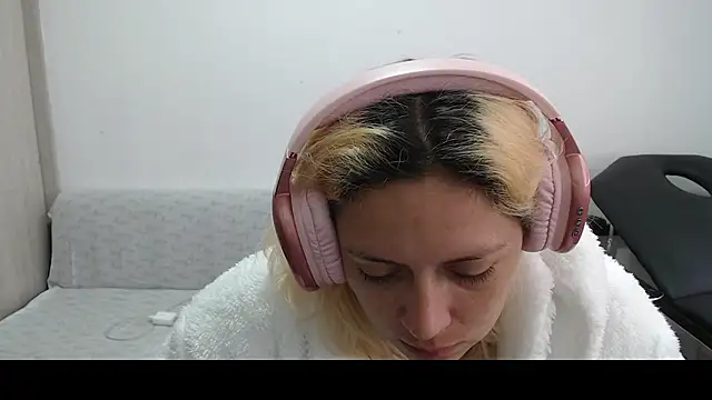 Snapshot of MommyMiaWs chatting on 03/10/25, 04:03 MommyMiaWs online show from 03/10/25, 04:03