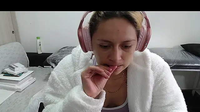 Snapshot of MommyMiaWs chatting on 03/18/25, 05:31 MommyMiaWs online show from 03/18/25, 05:31