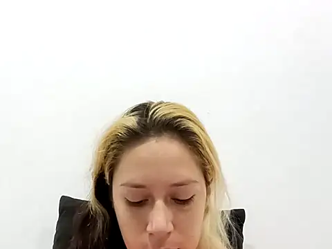 Snapshot of MommyMiaWs chatting on 04/14/26, 06:03 MommyMiaWs online show from 04/14/26, 06:03