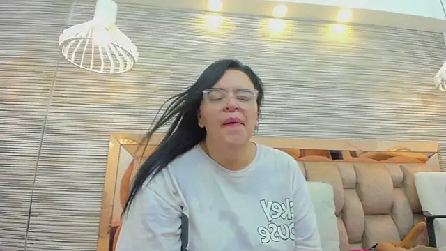 Snapshot of anette_cooper chatting on 10/31/25, 04:02 anette cooper online show from 10/31/25, 04:02