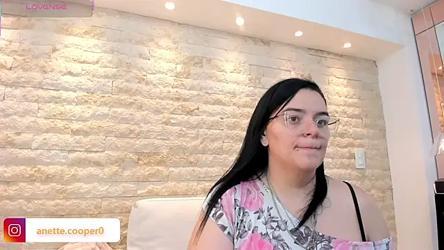 Snapshot of anette_cooper chatting on 12/15/25, 03:22 anette cooper online show from 12/15/25, 03:22