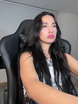 Snapshot of EvaMoet chatting on 12/17/24, 06:24 EvaMoet online show from 12/17/24, 06:24