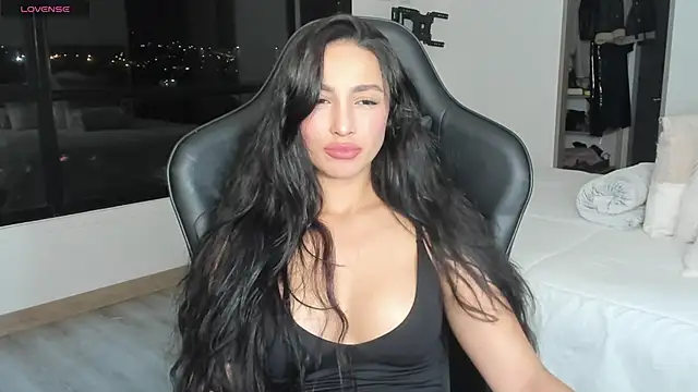 Snapshot of EvaMoet chatting on 03/03/25, 02:04 EvaMoet online show from 03/03/25, 02:04