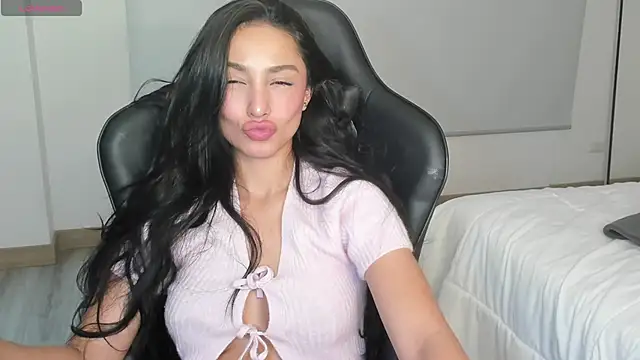 Snapshot of EvaMoet chatting on 03/16/25, 08:21 EvaMoet online show from 03/16/25, 08:21