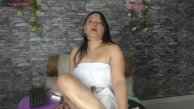 Snapshot of Danna_Paolaa_ chatting on 10/14/25, 05:30 Danna Paolaa online show from 10/14/25, 05:30