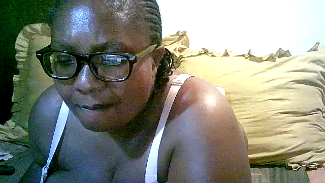 Snapshot of YELLOW_BONE chatting on 11/10/25, 08:08 YELLOW BONE online show from 11/10/25, 08:08