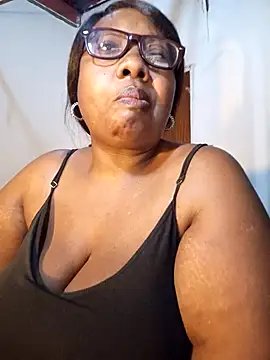 Snapshot of YELLOW_BONE chatting on 11/30/25, 01:42 YELLOW BONE online show from 11/30/25, 01:42