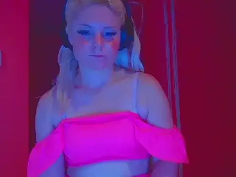 Snapshot of qvncrazy chatting on 12/21/24, 07:24 qvncrazy online show from 12/21/24, 07:24