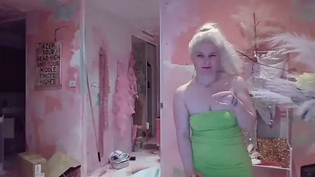 Snapshot of qvncrazy chatting on 10/02/25, 01:40 qvncrazy online show from 10/02/25, 01:40