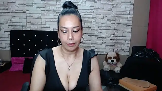 MarianaNight02 online show from 12/15/25, 04:28