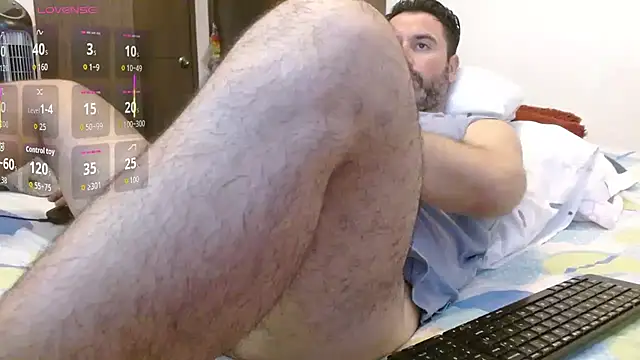 Snapshot of rodrher81 chatting on 10/03/25, 05:32 rodrher81 online show from 10/03/25, 05:32