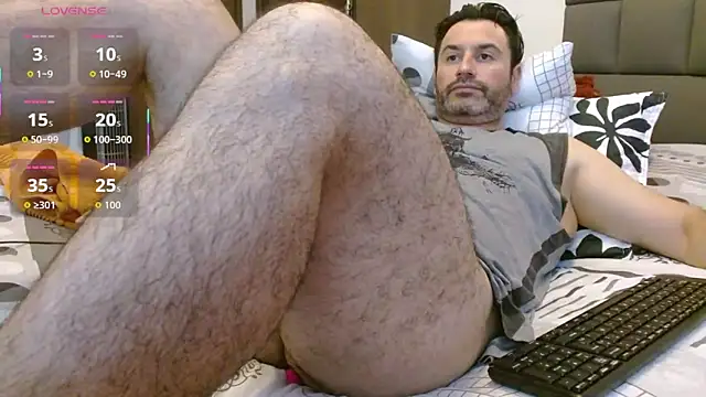 Snapshot of rodrher81 chatting on 10/23/25, 05:23 rodrher81 online show from 10/23/25, 05:23