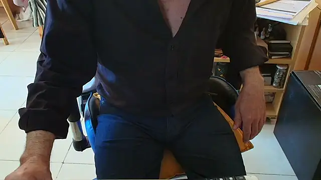 Snapshot of angelgarcia269 chatting on 10/26/25, 12:11 angelgarcia269 online show from 10/26/25, 12:11