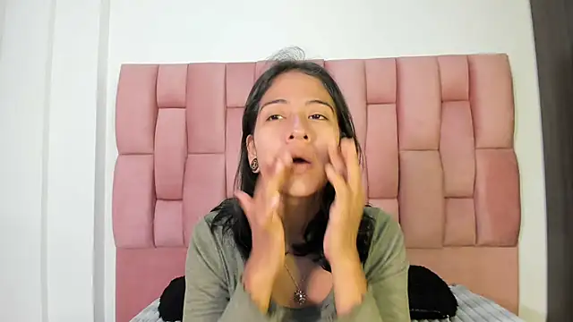 JuliKim  online show from 09/29/25, 01:05