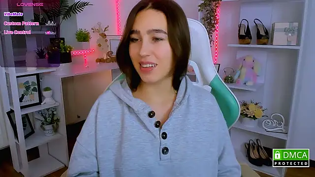  Eliizabeth  online show from 12/15/25, 09:19