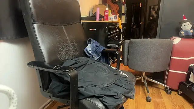 Snapshot of leanjamesdean chatting on 12/15/25, 02:38 leanjamesdean online show from 12/15/25, 02:38