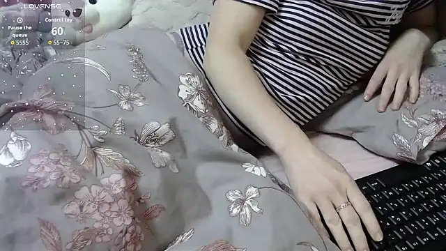 Snapshot of Viktoriiya_bald chatting on 11/25/25, 12:10 Viktoriiya bald online show from 11/25/25, 12:10