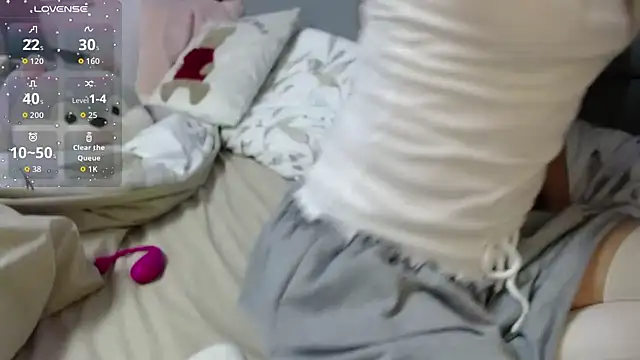 Snapshot of Viktoriiya_bald chatting on 11/28/25, 02:58 Viktoriiya bald online show from 11/28/25, 02:58