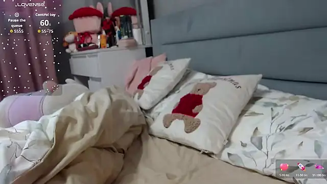 Snapshot of Viktoriiya_bald chatting on 11/30/25, 11:14 Viktoriiya bald online show from 11/30/25, 11:14