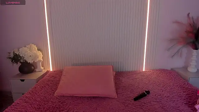 Snapshot of EmilyEvans7 chatting on 03/27/26, 10:53 EmilyEvans7 online show from 03/27/26, 10:53