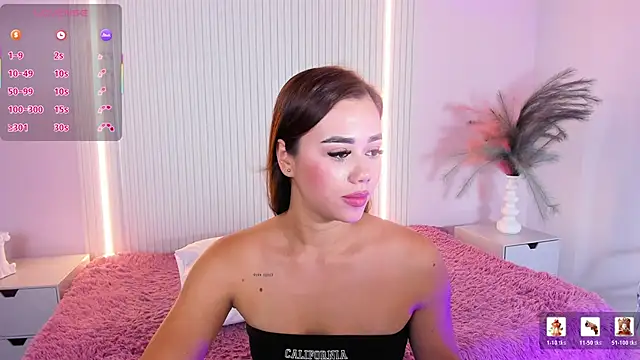 Snapshot of EmilyEvans7 chatting on 04/13/26, 07:41 EmilyEvans7 online show from 04/13/26, 07:41