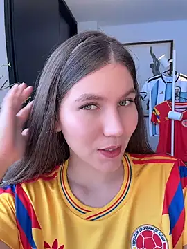 Snapshot of AmelieLaurent_ chatting on 06/18/26, 03:49 AmelieLaurent online show from 06/18/26, 03:49