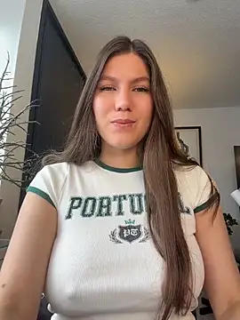 Snapshot of AmelieLaurent_ chatting on 07/05/26, 04:58 AmelieLaurent online show from 07/05/26, 04:58
