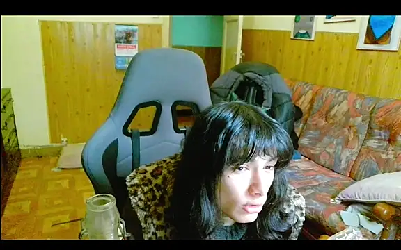 Snapshot of calliemaggotbone chatting on 12/18/25, 02:34 calliemaggotbone online show from 12/18/25, 02:34