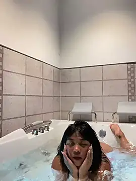 Snapshot of Emily_restrepo chatting on 01/03/25, 12:43 Emily restrepo online show from 01/03/25, 12:43