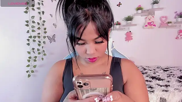 Snapshot of Emily_restrepo chatting on 02/11/25, 07:23 Emily restrepo online show from 02/11/25, 07:23