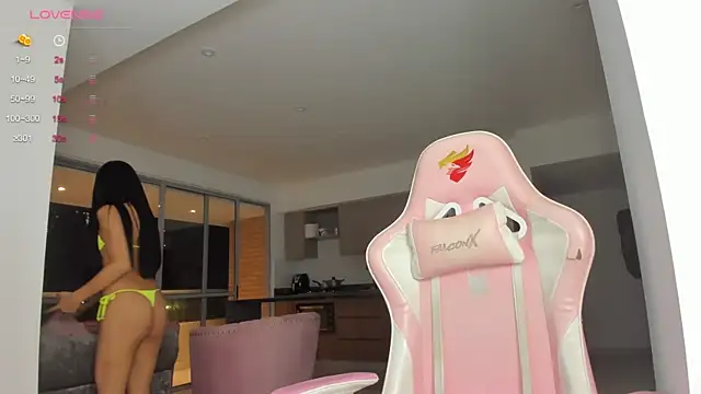 Snapshot of mia_yourmommy chatting on 01/23/25, 02:44 mia yourmommy online show from 01/23/25, 02:44