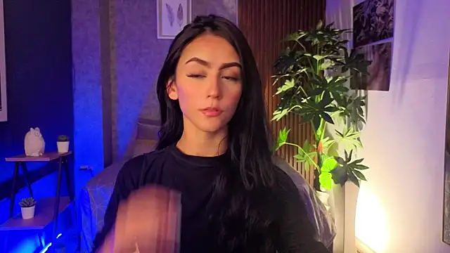 Coralinnee  online show from 05/08/26, 03:01