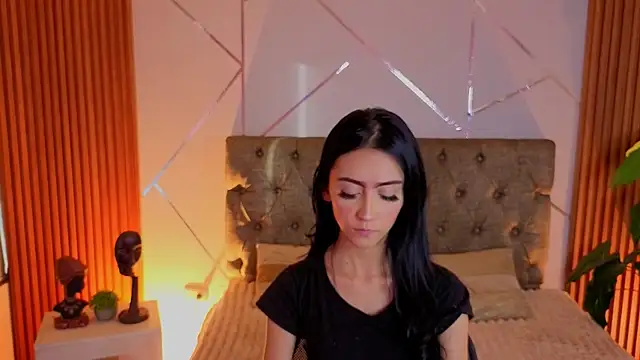Coralinnee  online show from 07/17/26, 10:03